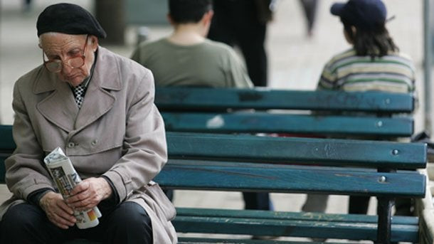 Μειώνεται ο πληθυσμός της Ελλάδας, επιταχύνεται η δημογραφική γήρανση – Τι δείχνουν τα στοιχεία για τα επόμενα 35 χρόνια